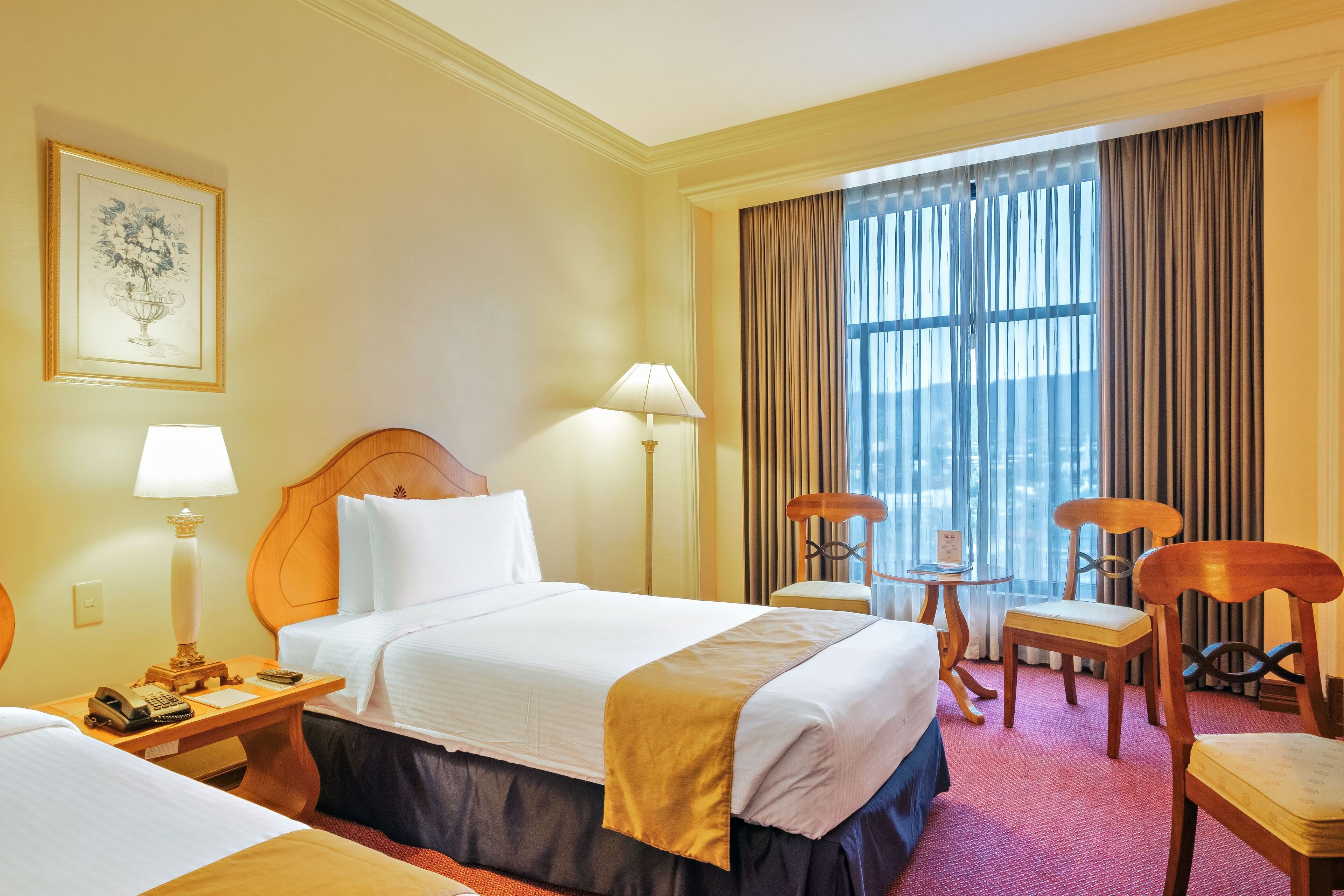 Minibar, meja kerja, tirai kedap cahaya, dan kedap suara