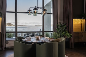 Breakfast, lunch, dinner served; sea views 