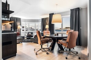 Suite, 1 lit double, non-fumeur | Bureau, rideaux d’obscurcissement, fer et planche à repasser