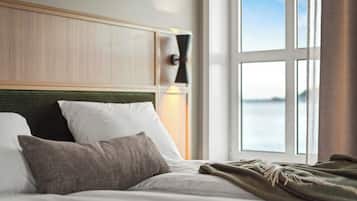 Skrivebord, blendingsgardiner, strykejern/-brett og barnesenger