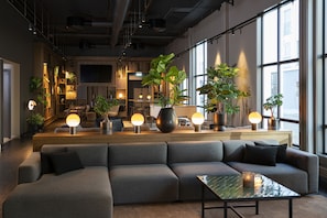 Coin salon dans le hall