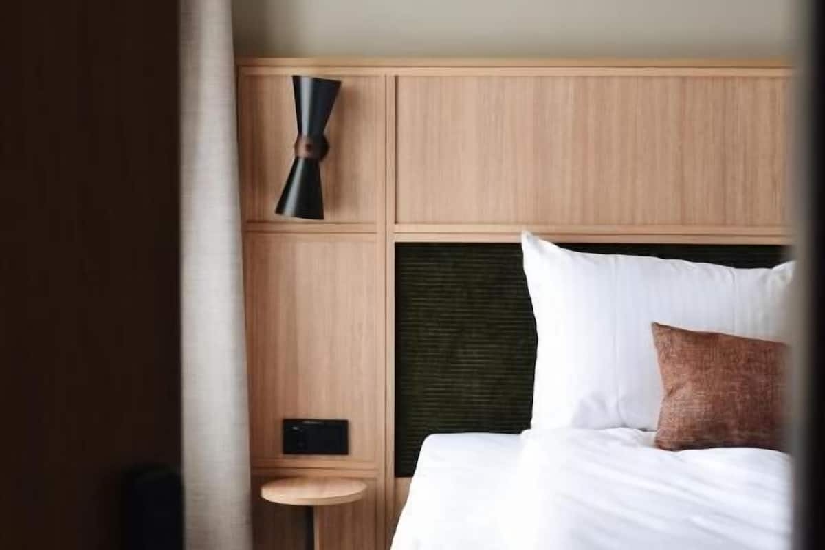 Habitació doble estàndard | Escriptori, cortines opaques, planxa i posts de planxar i bressols