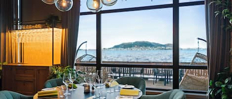 Breakfast, lunch, dinner served; Scandinavian cuisine, sea views