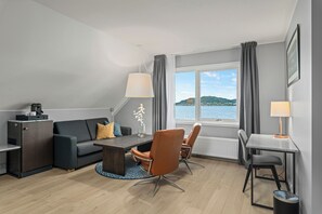 Desk, blackout curtains, iron/ironing board, cots/infant beds - Quality Hotel Ålesund (Ålesund)