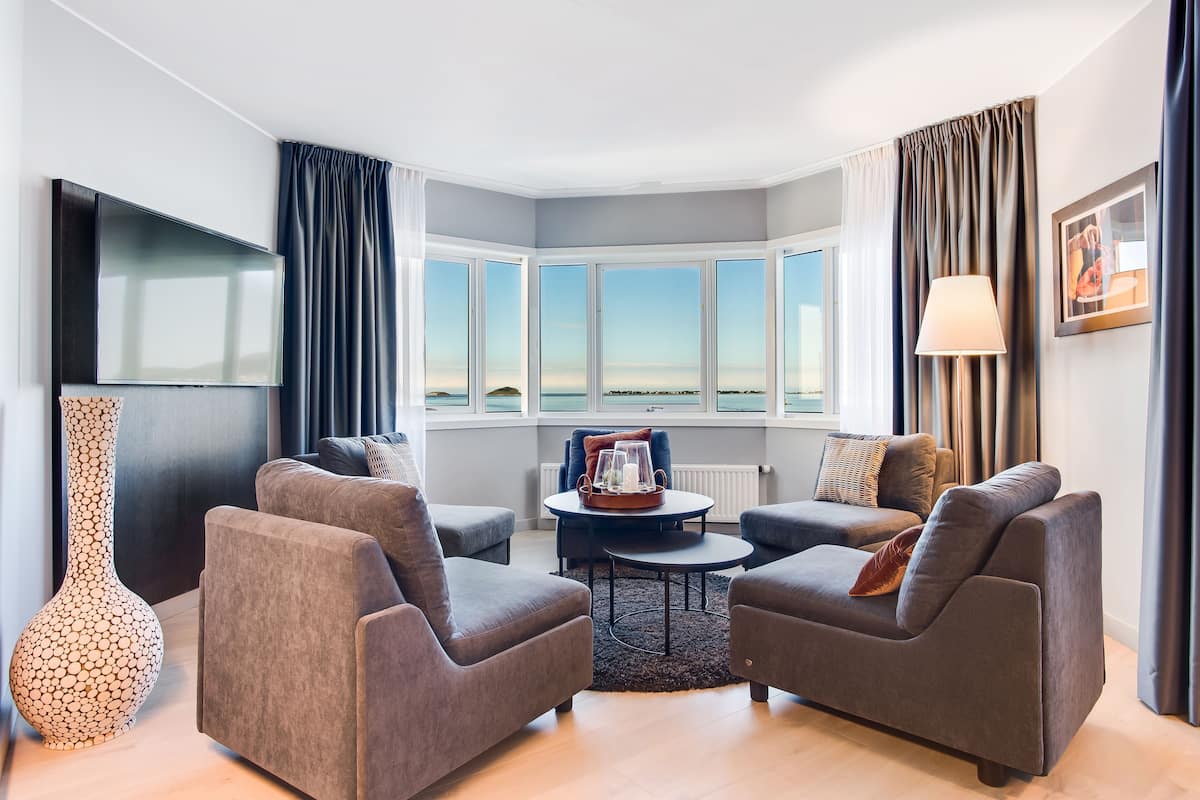 Suite, 1 Double Bed, Non Smoking | Desk, blackout drapes, iron/ironing board, cribs/infant beds