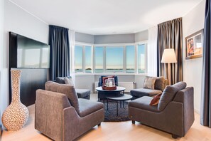 Suite, 1 Double Bed, Non Smoking | Desk, blackout drapes, iron/ironing board, cribs/infant beds