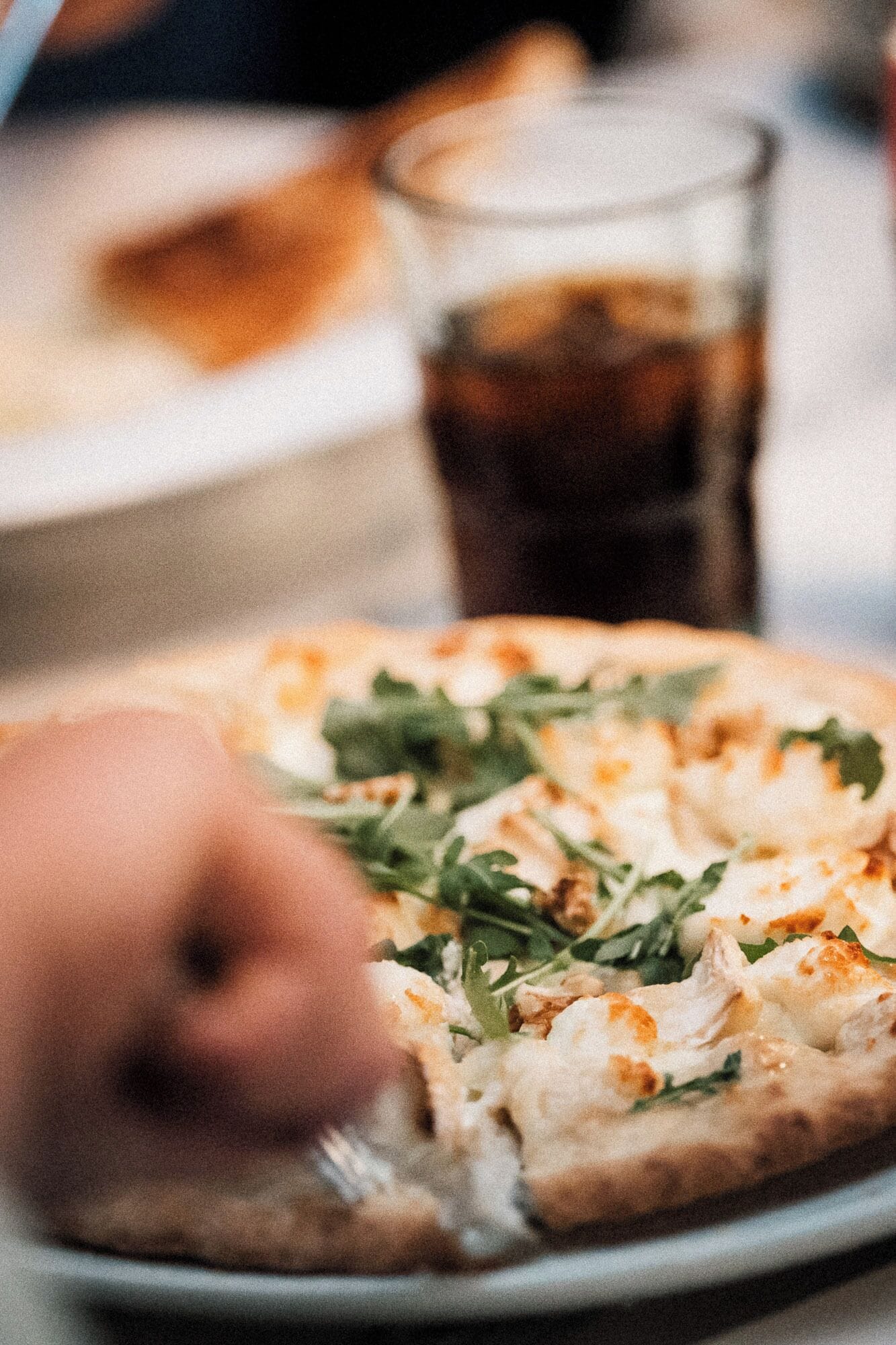 Pizza met groenten op een bord.