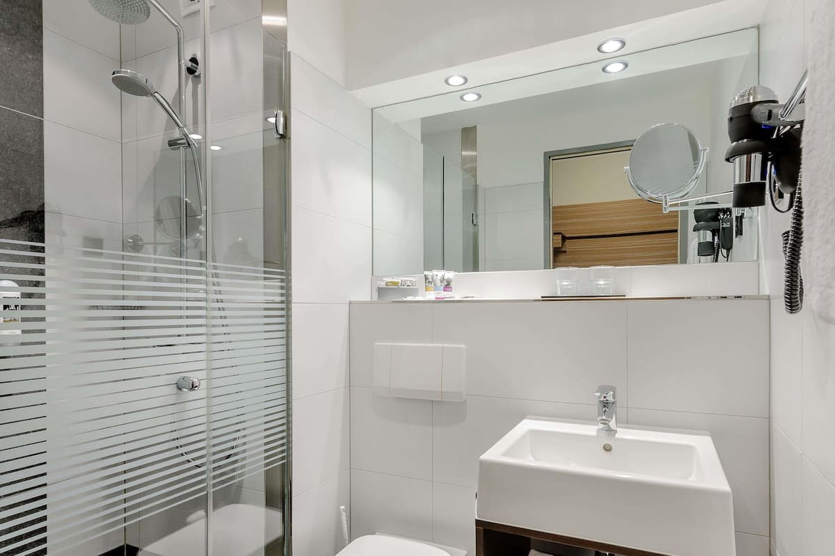 Privilege, Room, 1 Queen Bed | Hypo-allergenic bedding, free minibar, in-room safe, desk