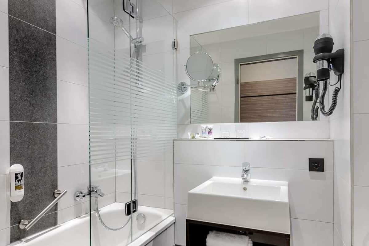 Habitación estándar, 1 cama Queen size | Ropa de cama hipoalergénica y artículos del minibar gratis