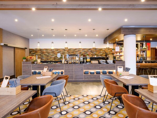 Breakfast, dinner served; Mediterranean cuisine, al fresco dining 