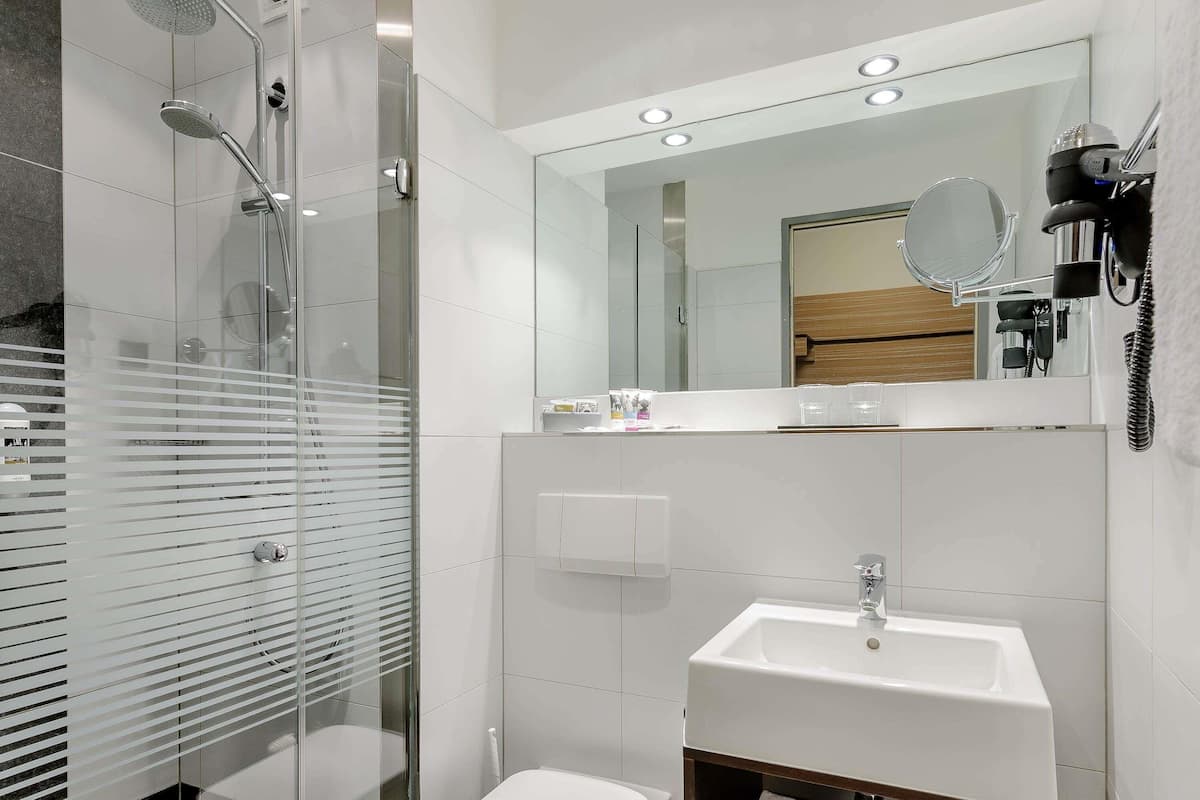 Ropa de cama hipoalergénica y minibar con artículos gratuitos