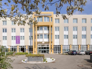 A modern hotel with a central entrance, multiple windows, and a parking area. - Mercure Hotel Stuttgart Gerlingen (Gerlingen)