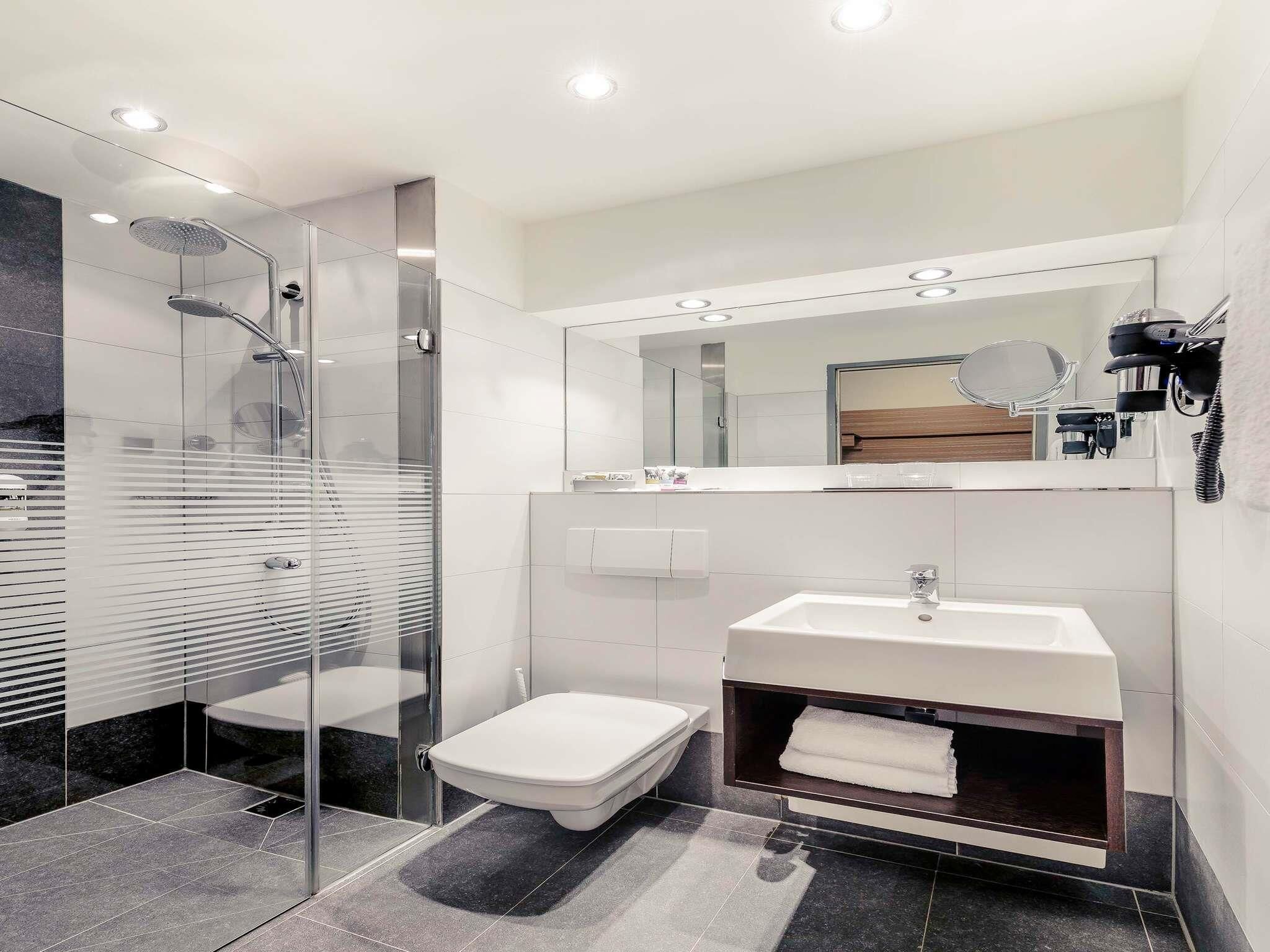 Room, 1 Queen Bed with Sofa bed | Hypo-allergenic bedding, free minibar, in-room safe, desk