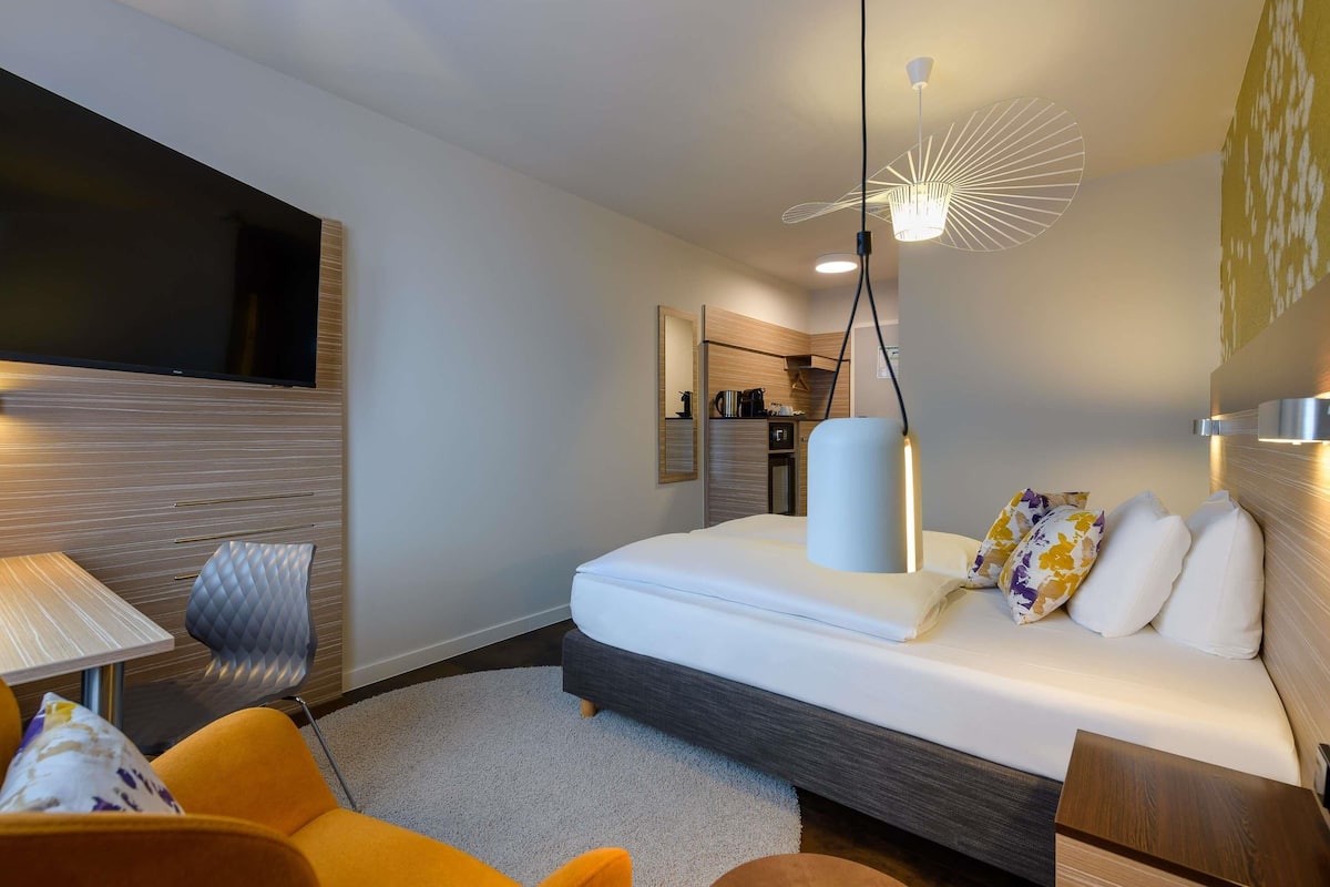 Superior Room, 1 Queen Bed | Hypo-allergenic bedding, free minibar, in-room safe, desk