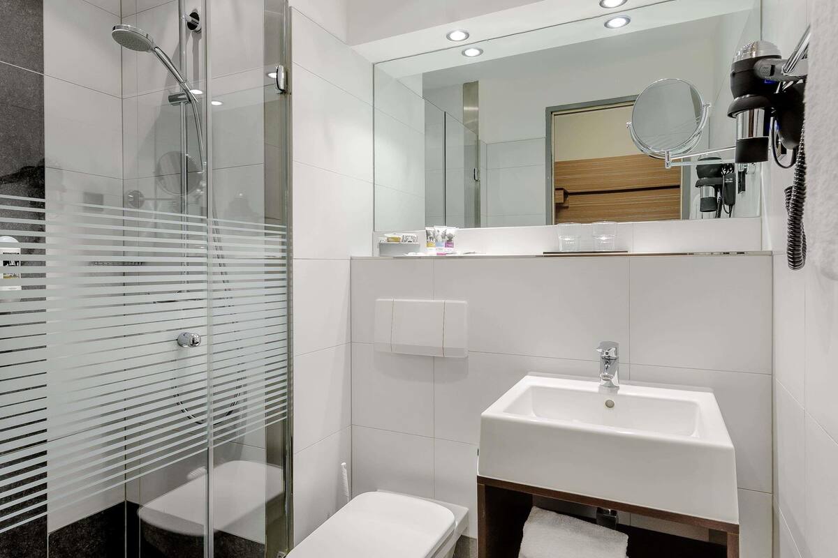 Chambre supérieure, 1 grand lit | Literie hypoallergénique, articles de minibar gratuits, coffre-fort