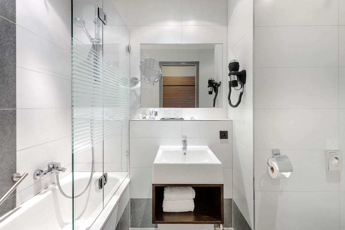 Privilege, Habitación, 1 cama Queen size | Ropa de cama hipoalergénica y artículos del minibar gratis