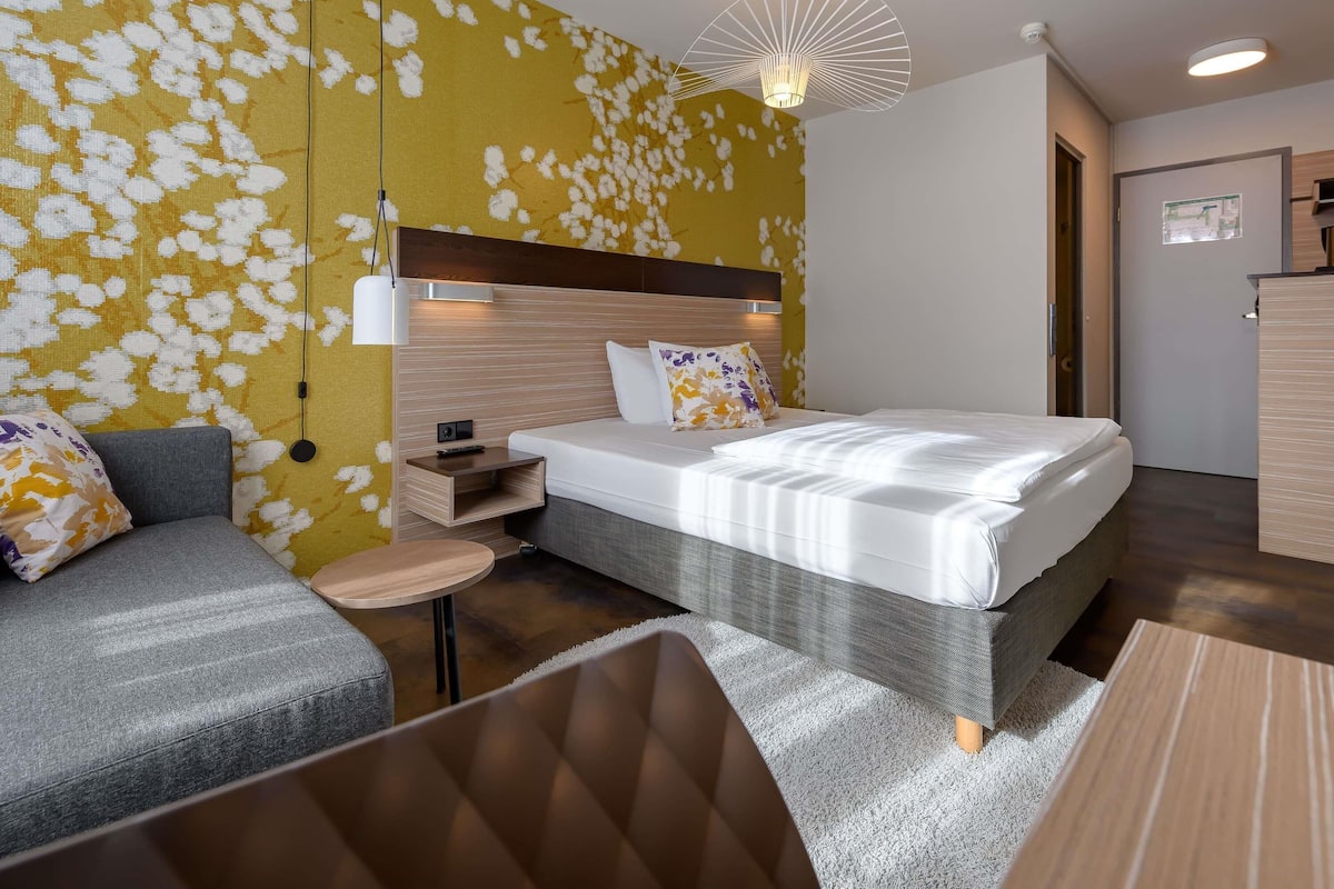 Habitación, 1 cama Queen size y sofá cama | Ropa de cama hipoalergénica y artículos del minibar gratis
