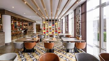 Frokost og middag serveres, middelhavsretter, uteservering