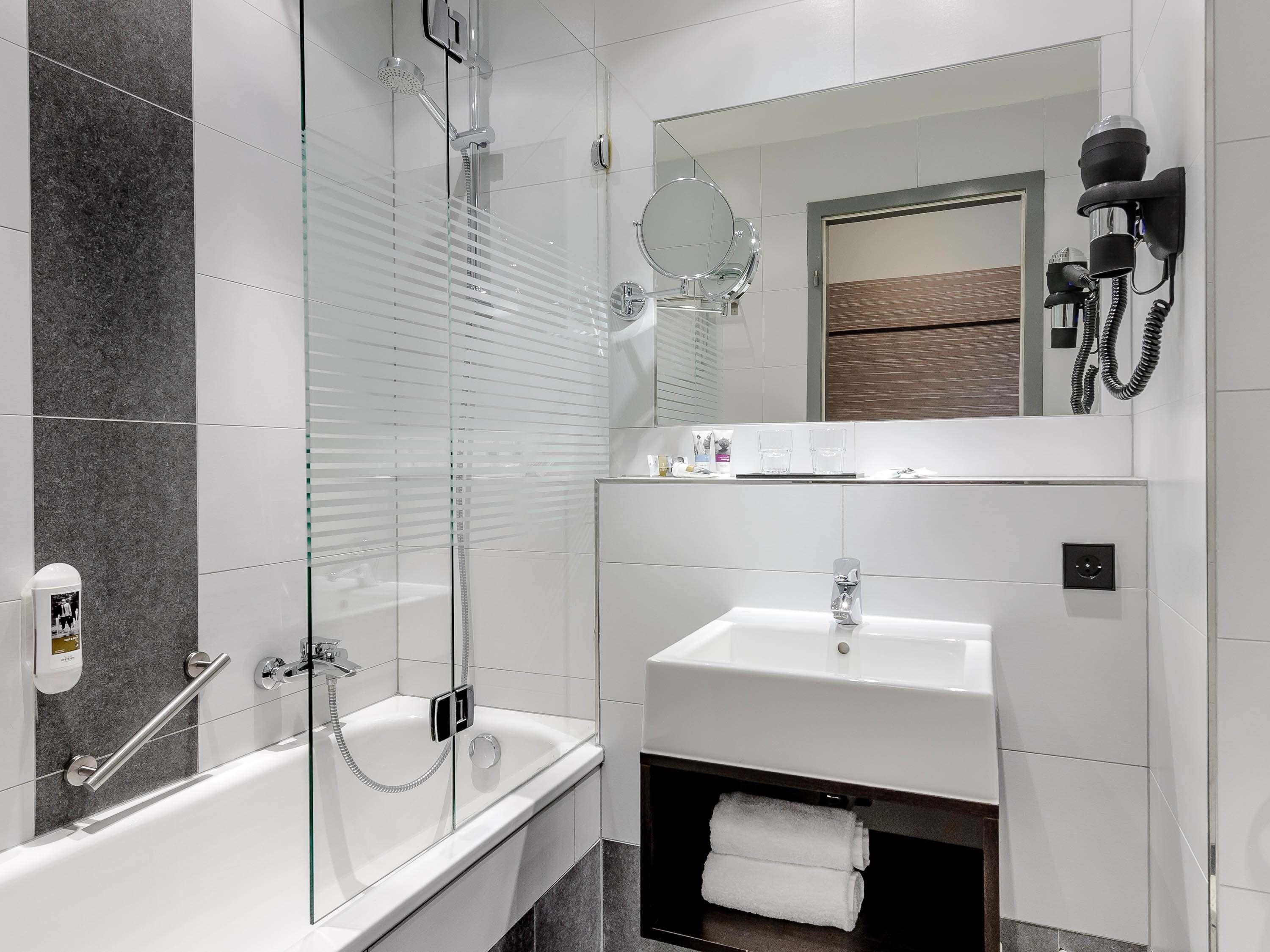 Habitación estándar, 1 cama de matrimonio | Ropa de cama hipoalergénica y minibar con artículos gratuitos