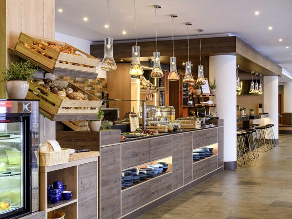 تقديم الإفطار، أطباق البحر المتوسط، تناول الطعام في الهواء الطلق