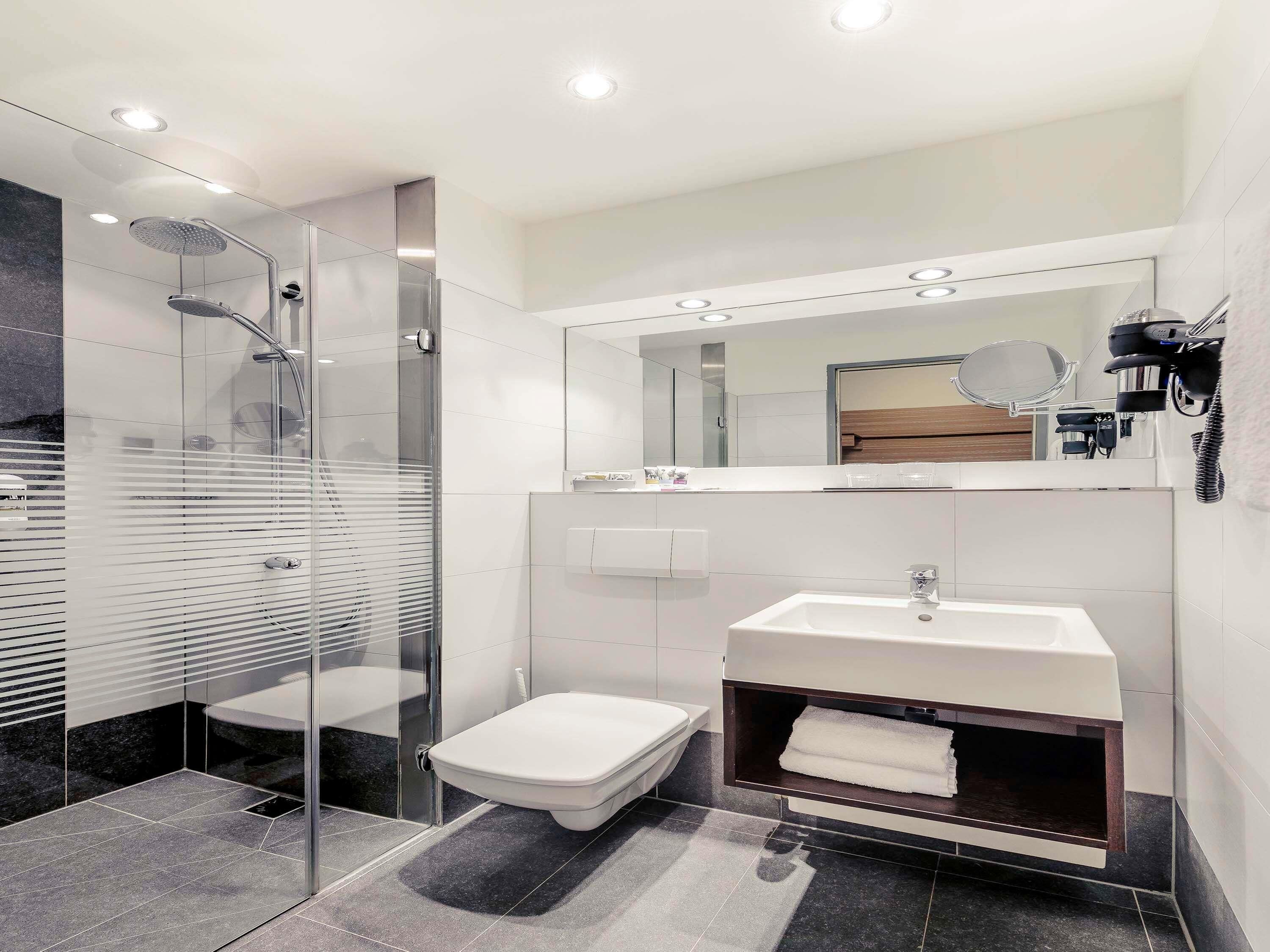 Habitación, 1 cama Queen size y sofá cama | Ropa de cama hipoalergénica y artículos del minibar gratis 