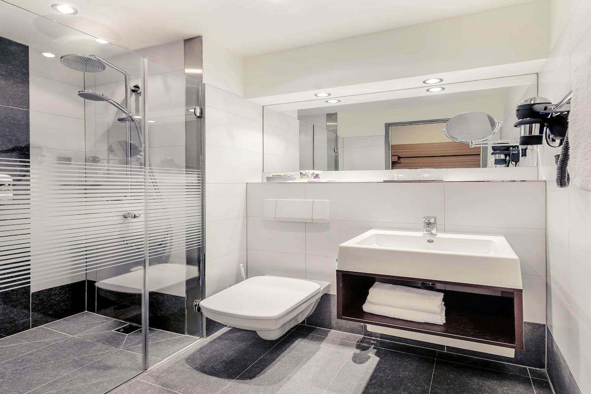 Quarto, 1 cama Queen e sofá-cama | Roupas de cama antialérgicas, frigobar (abastecido com itens grátis)