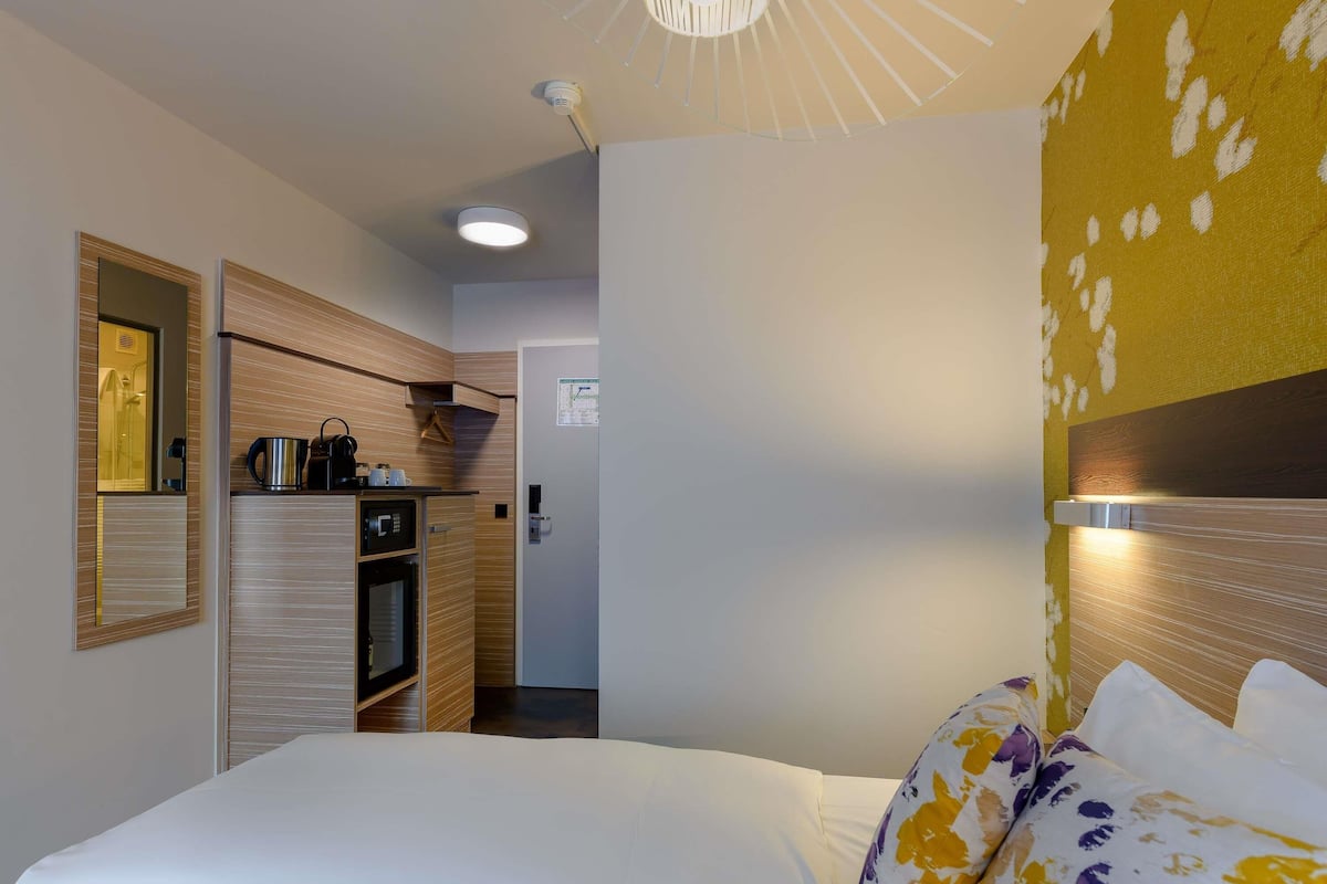 Habitación superior, 1 cama Queen size | Ropa de cama hipoalergénica y artículos del minibar gratis