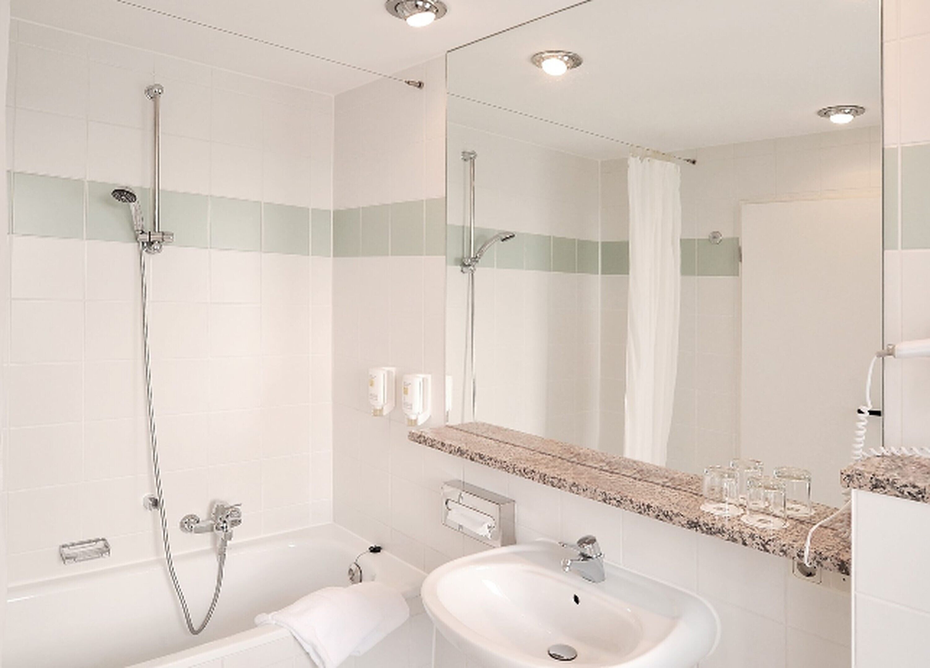 standard double room | bathroom | free toiletries, hair dryer, towels