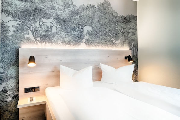 Habitación empresarial doble | Ropa de cama hipoalergénica, escritorio y cortinas blackout 