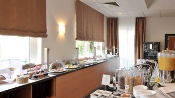 Sarapan prasmanan di hari kerja (EUR 16.00 per orang)