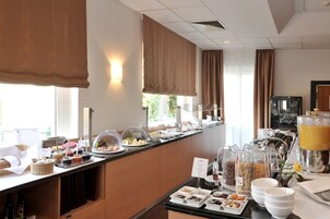 Café da manhã com buffet mediante uma taxa durante a semana