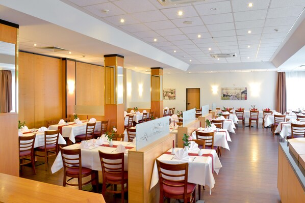 Lunch and dinner served, local and international cuisine