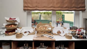 Buffet breakfast on weekdays (EUR 16.00 per person)