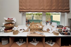 Desayuno buffet todos los días (EUR 16.00 por persona) 