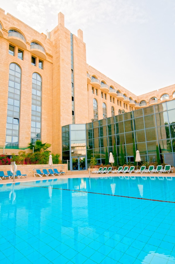 Una piscina al aire libre de temporada