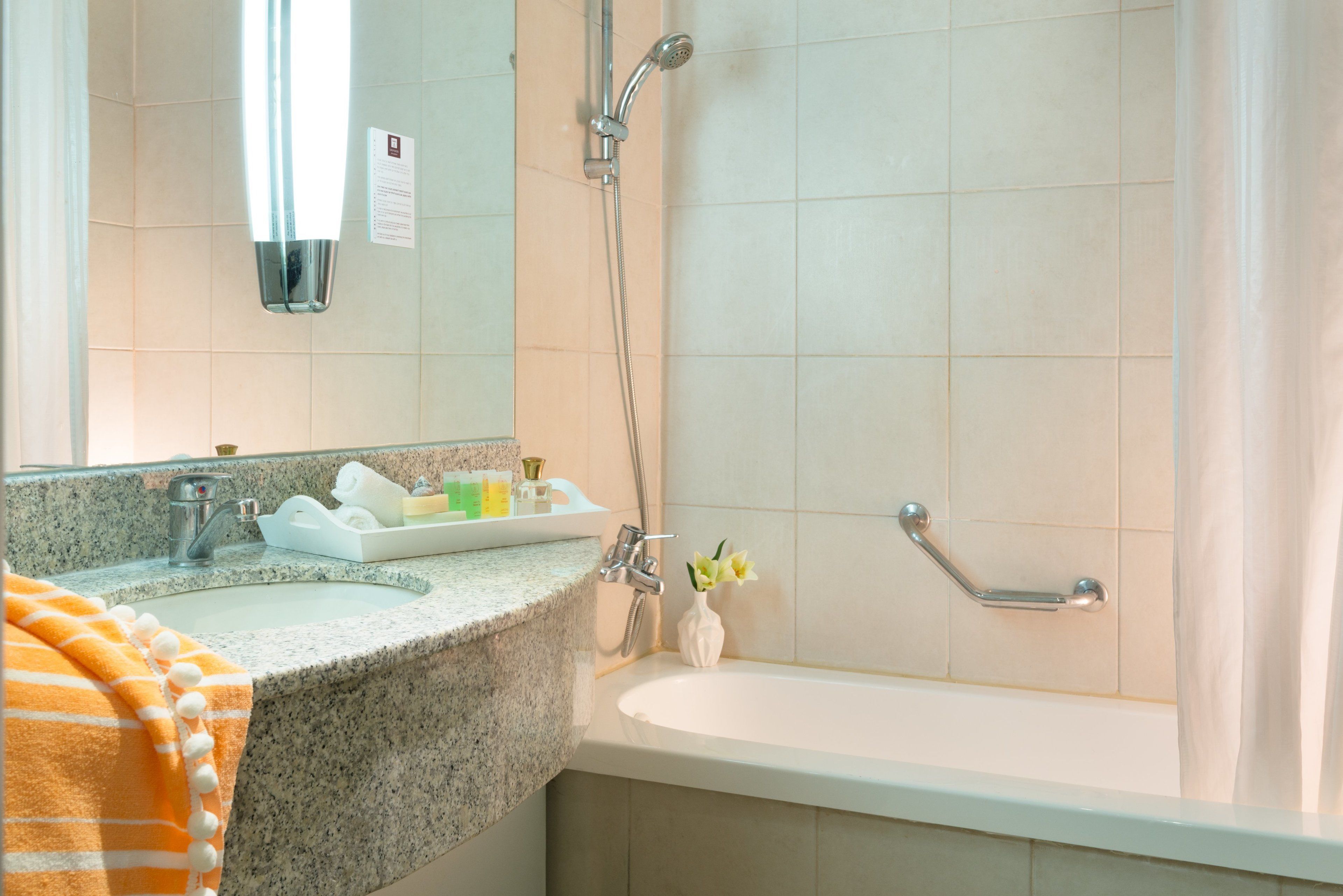 Badewanne, Haartrockner, Handtücher