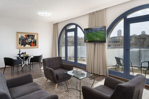 Executive Suite | Living area | LCD TV - Leonardo Jerusalem (Jerusalem)