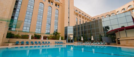 Una piscina al aire libre de temporada