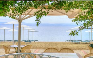Private beach, sun loungers, beach umbrellas, beach towels - Palmariva Beach Hotel by Anayia All Inclusive Resorts (Eretria)