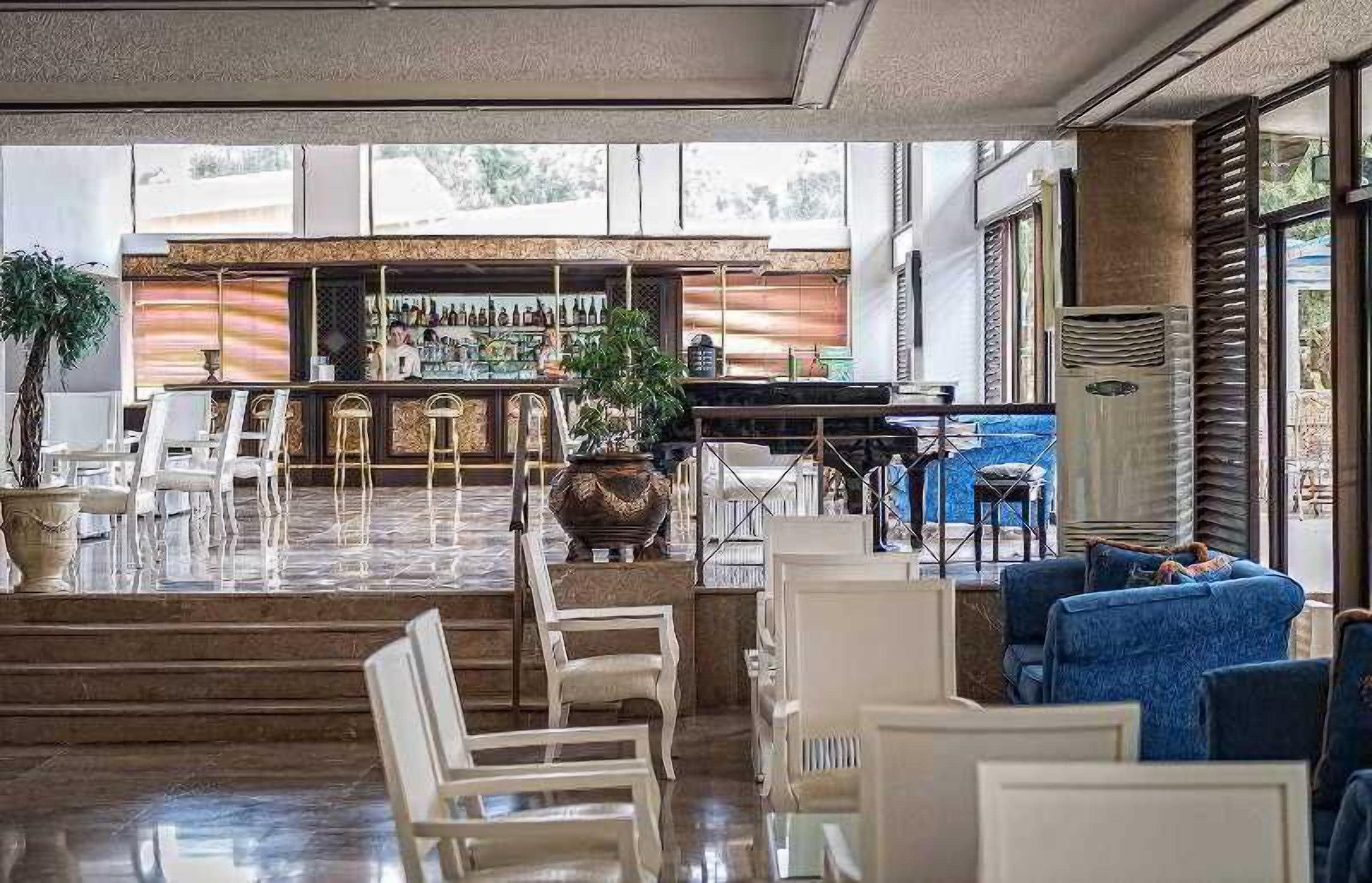 2 bars/lounges, poolside bar, beach bar