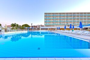 Seasonal outdoor pool, pool umbrellas, sun loungers
