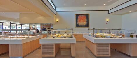 Um buffet de café da manhã moderno com várias estações de serviço, uma grande pintura abstrata na parede e um interior limpo e bem iluminado.