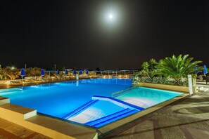 Seasonal outdoor pool, pool umbrellas, sun loungers - Palmariva Beach Hotel by Anayia All Inclusive Resorts (Eretria)