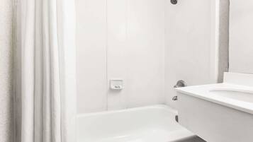 Combined shower/bathtub, free toiletries, hair dryer, towels