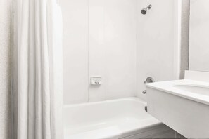Combined shower/bathtub, free toiletries, hair dryer, towels