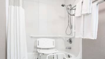 Værelse - 1 kingsize-seng - handicapvenligt - ikke-ryger | Badeværelse | Kombination af bruser/badekar, gratis toiletartikler, hårtørrer