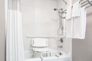 Chambre, 1 très grand lit, accessible aux personnes à mobilité réduite, non-fumeurs | Salle de bain | Ensemble douche/baignoire, articles de toilette gratuits, sèche-cheveux