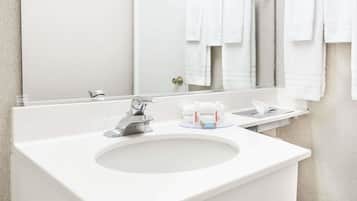 Ensemble douche/baignoire, articles de toilette gratuits, sĂšche-cheveux