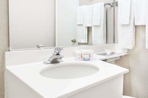 Ensemble baignoire-douche, articles de toilette (gratuits)