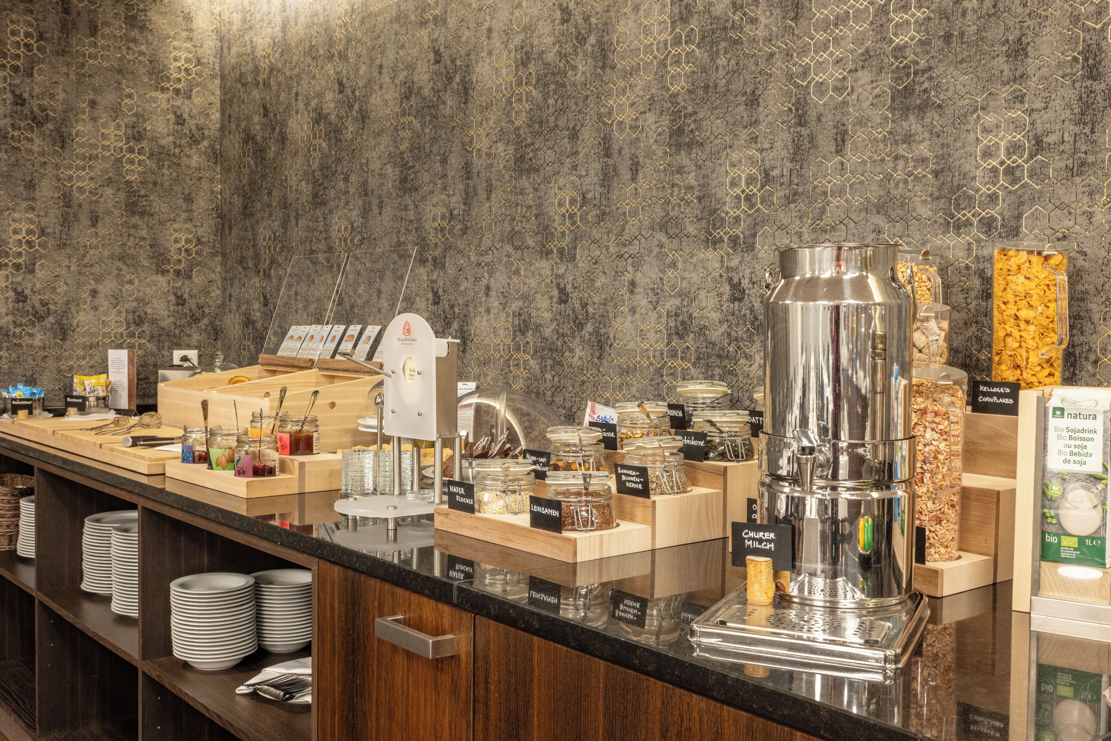 Un mostrador de buffet con diversos alimentos y una máquina de café.